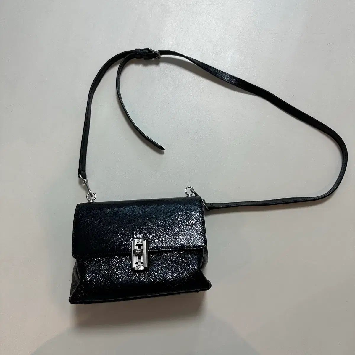 vunque トーク バゲット ミニクロスバッグ ブラック