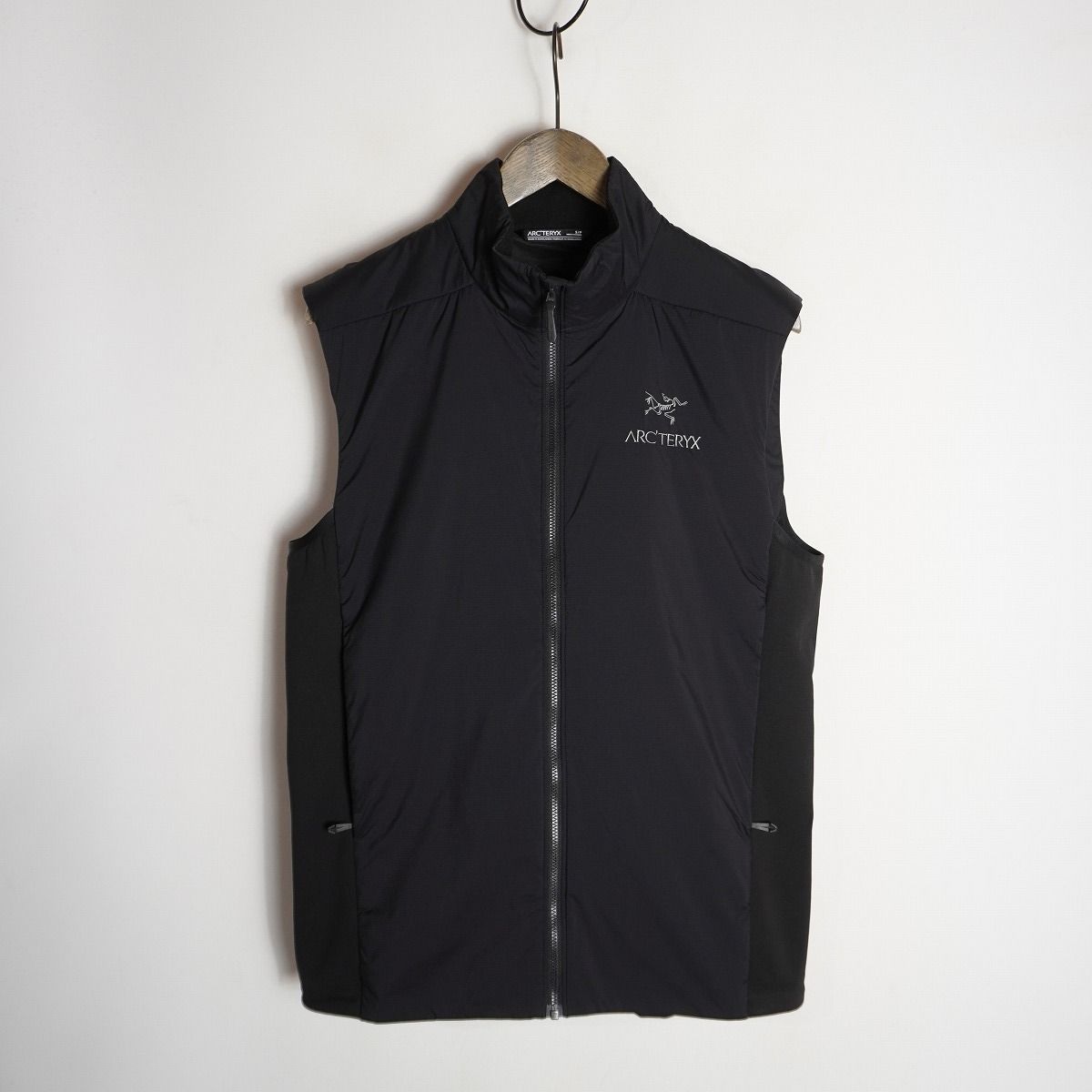 国内正規 美品2024年 ARC’TERYX アークテリクス ATOM VEST M ナイロン ベスト 0424X000007475 サイズS 黒 本物2530Q♪