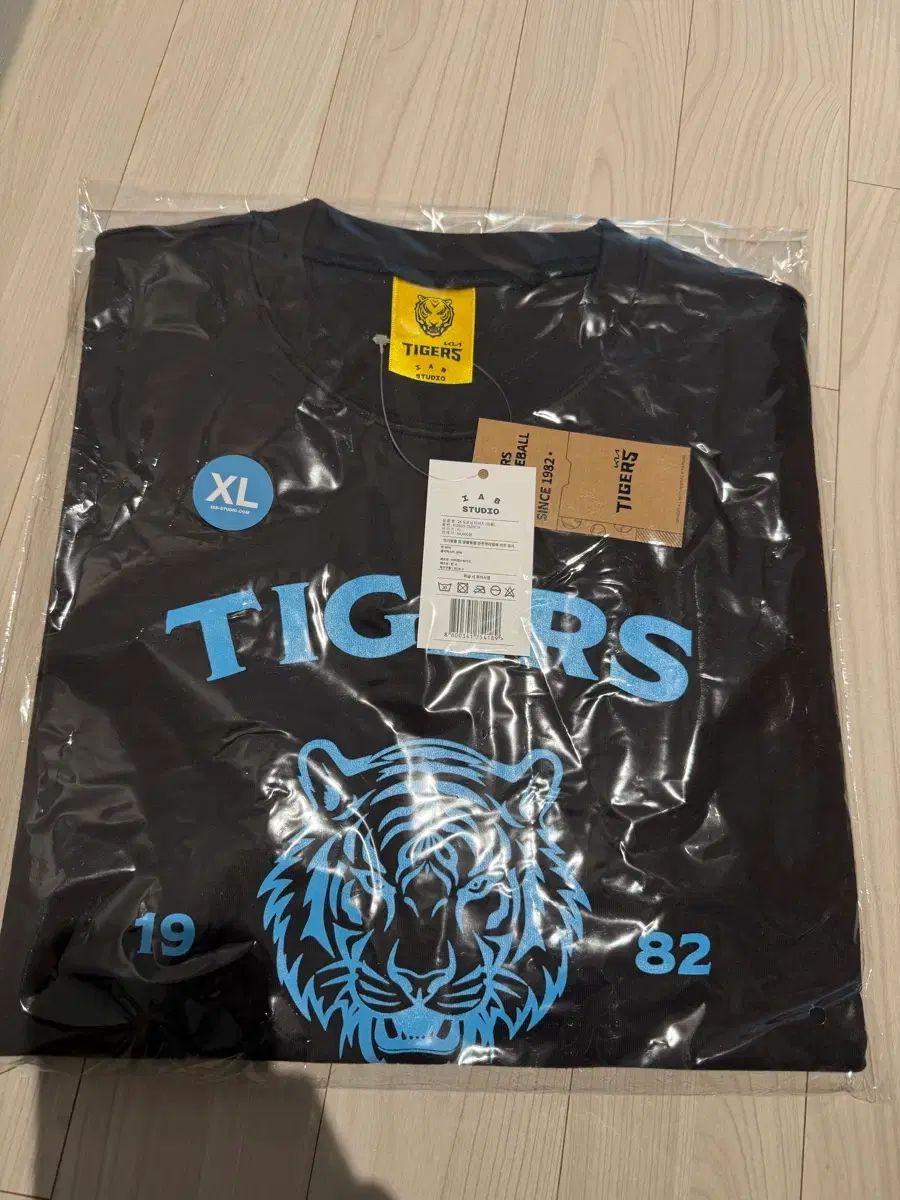 未開封 26 KIAタイガース(キア・タイガース) IAB Studio アイエプスタジオ ミディ Tシャツ チャコール XL