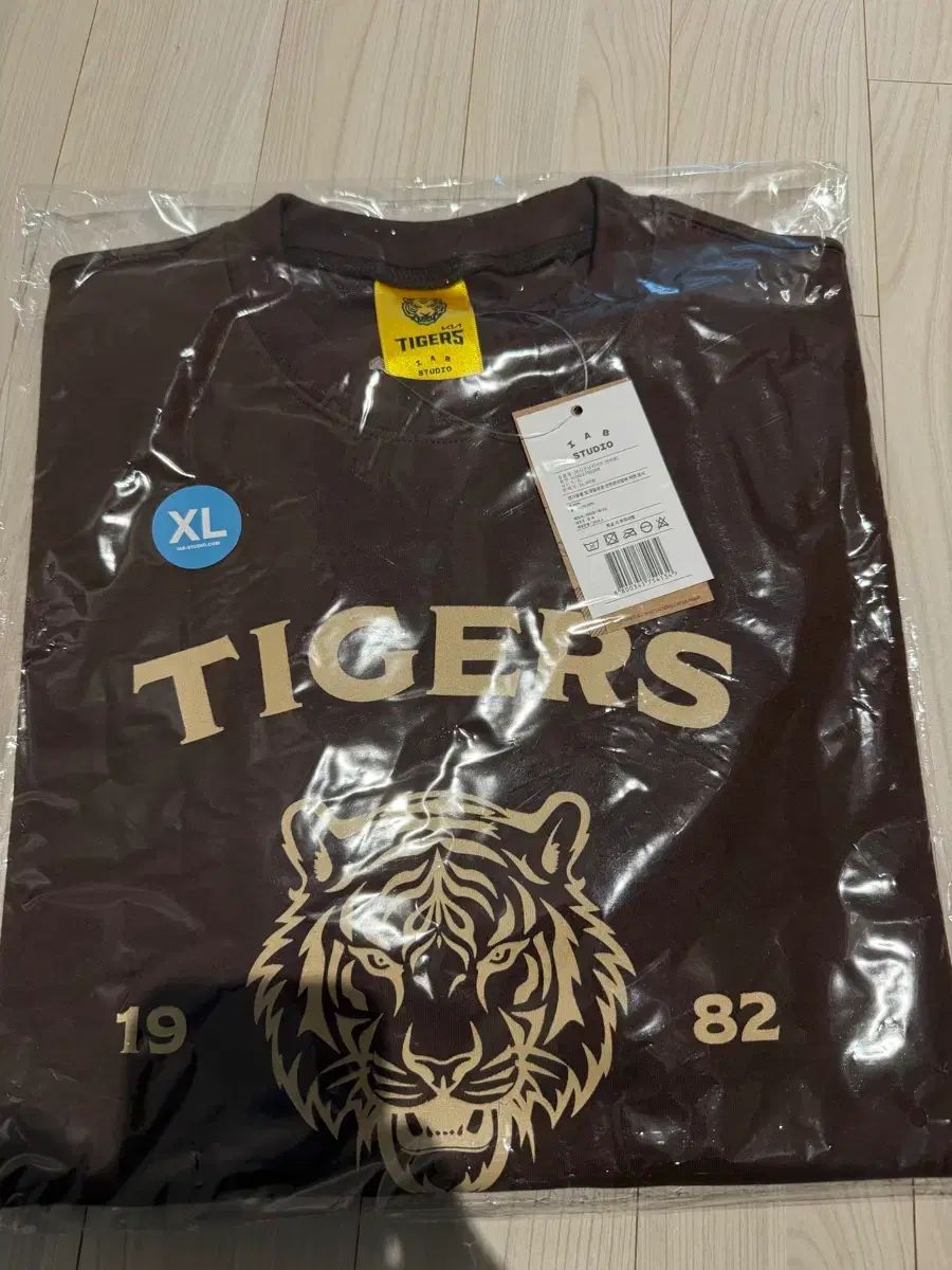 未開封 26 KIAタイガース IAB Studio ミディア Tシャツ ブラウン XL