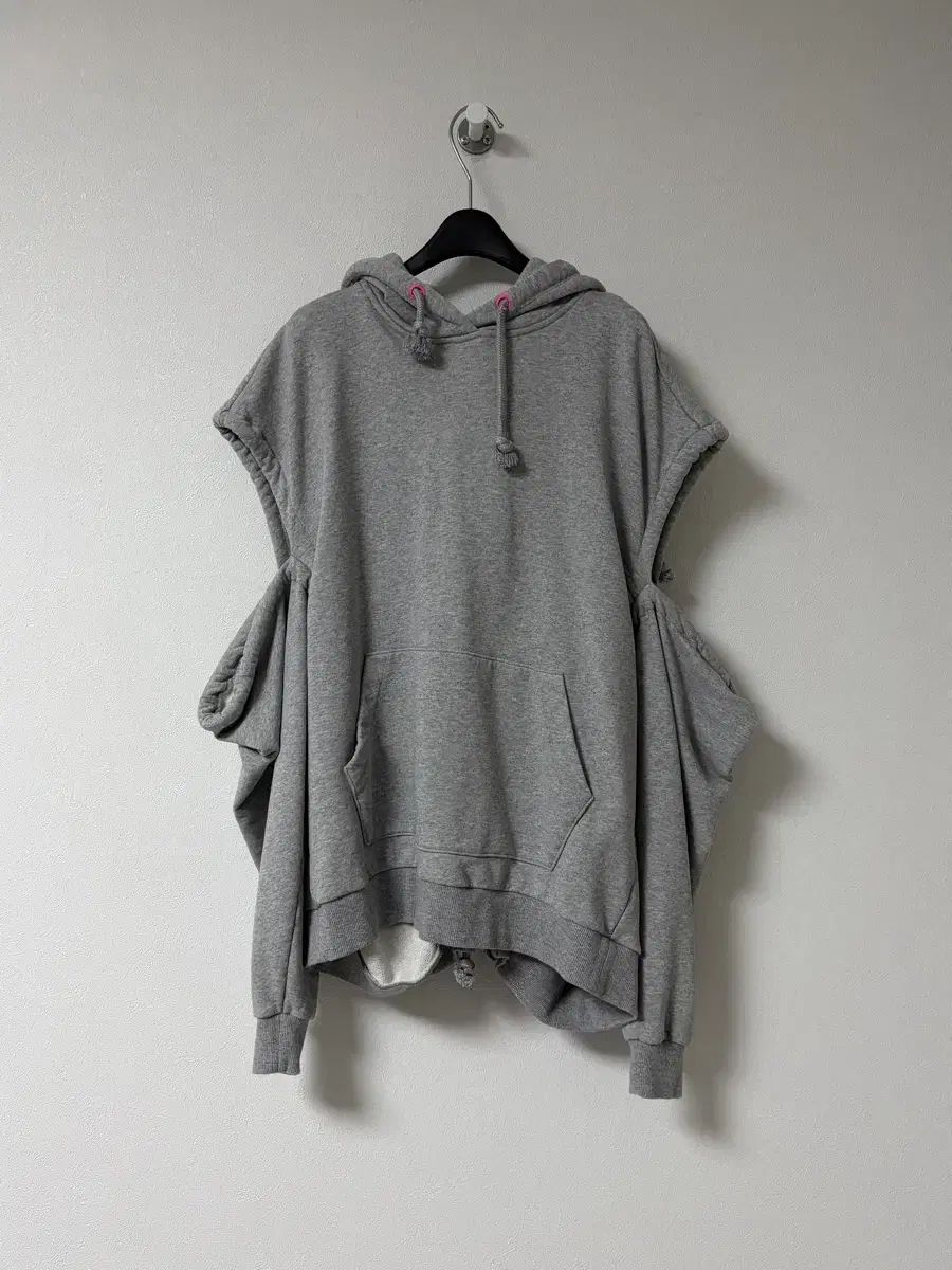 SJYP 袖スリット フーディー