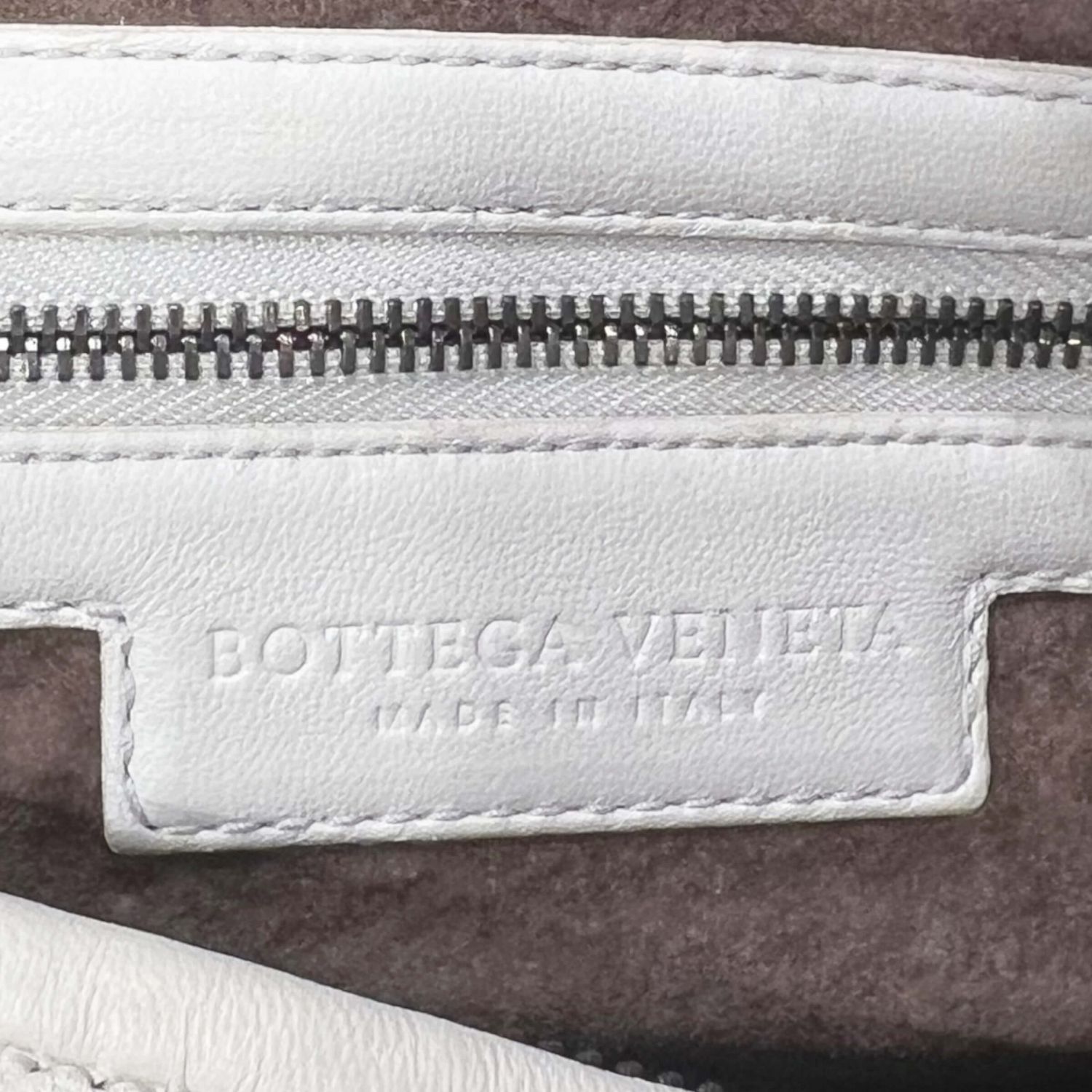 【値下げ】BOTTEGAVENETA ボッテガヴェネタ イントレチャート ショルダーバッグ レザー ホワイト  レディース【中古】 BOTTEGA VENETA（ショルダーバッグ ・ ホワイト/白色系）のフリマ