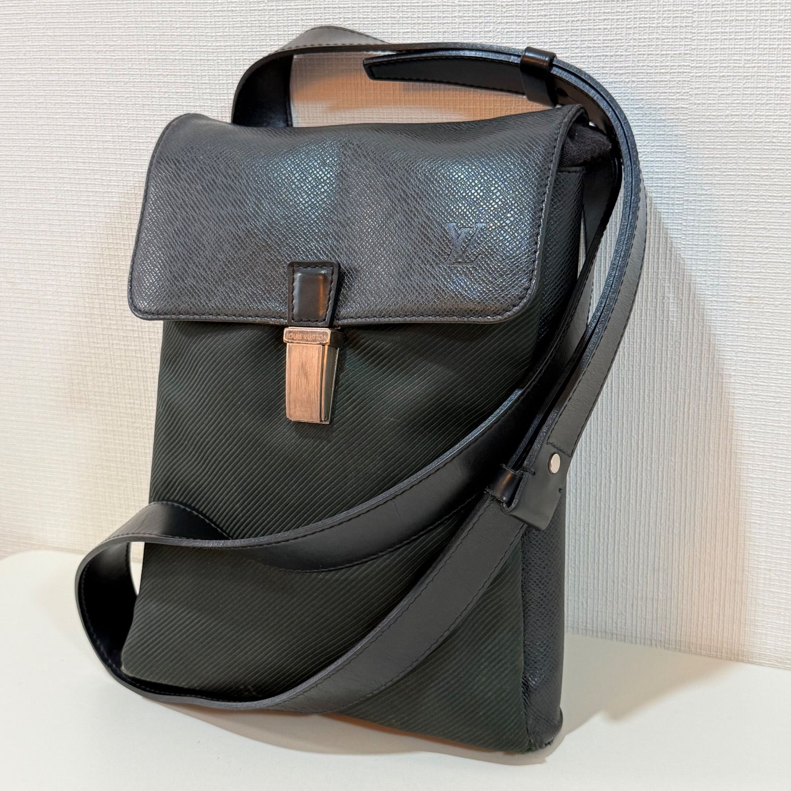 LOUIS VUITTONルイヴィトン タイガ サラトヴPM アルドワーズ 美品 LOUIS VUITTONルイヴィトン タイガ サラトヴPM アルドワーズ 美品