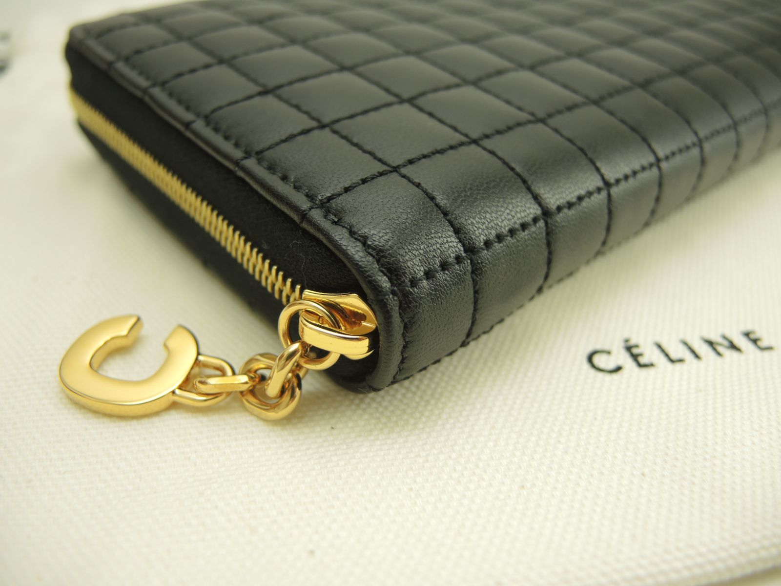 【CELINE】Cチャーム ジップアラウンド長財布 QUILTED セリーヌ ロングウォレット Cチャーム キルテッドレザー黒 ラウンド