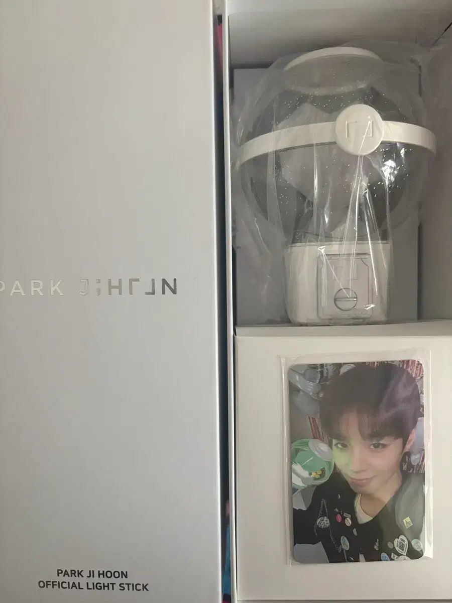 パク・ジフン(PARK JIHOON) ペンライト 出品 (トレカ 付き フォトカード 付き)