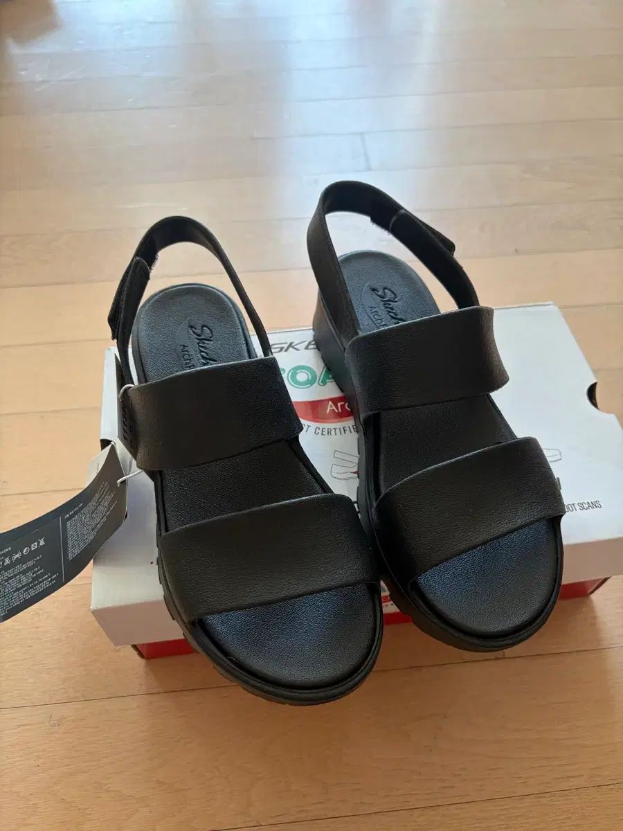 新品 SKECHERS スケッチャーズ アーチフィット フットステップ ブラック サンダル 230
