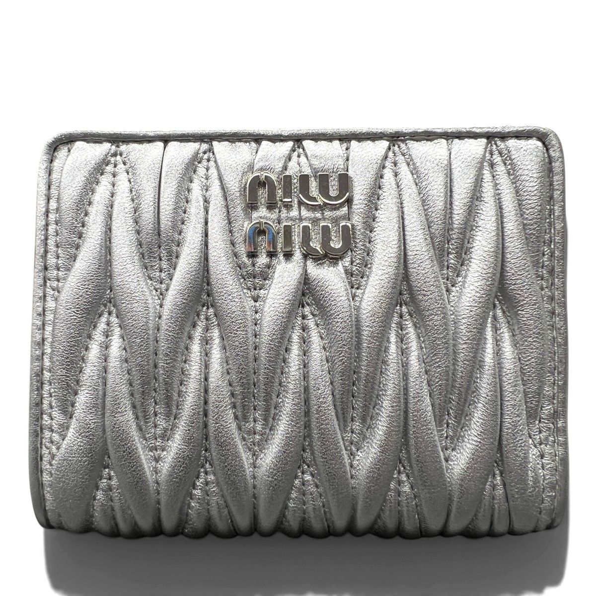 MIUMIU 極美品 ミュウミュウ MATELASSE マテラッセ 二つ折り財布 5ML024 レザー シルバー ロゴ コンパクトウォレット ミニ財布 miumiu Aランク 中古 鑑定済 ミュウミュウ財布