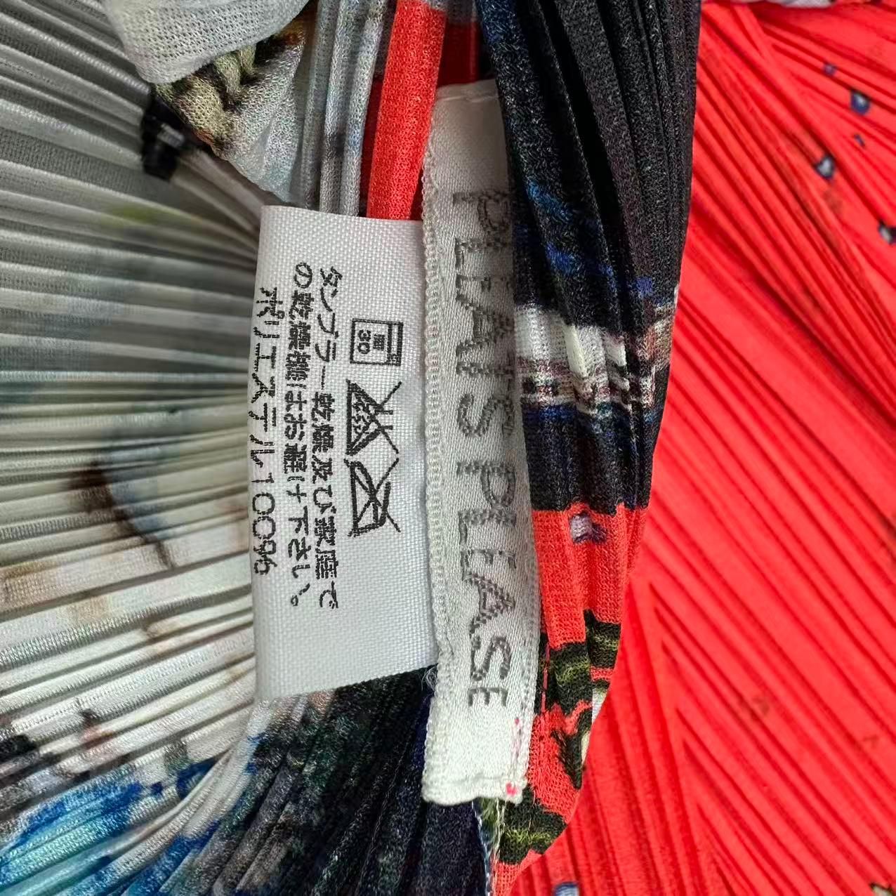 新品同様 ISSEY MIYAKE イッセイミヤケ PLEATS PLEASE プリーツプリーズ ベスト 横尾忠則 サイズ3 オレンジ｜詳細画像