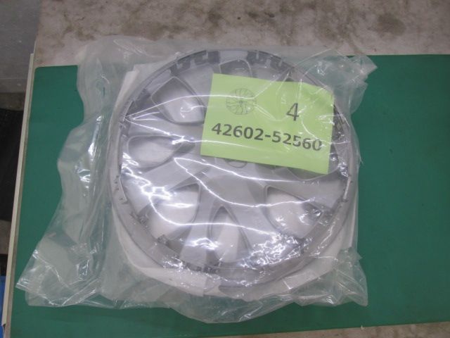 未使用 トヨタ純正 ホイールキャップ 42602-52560 4個 シエンタ(0503BI)7AT-1S