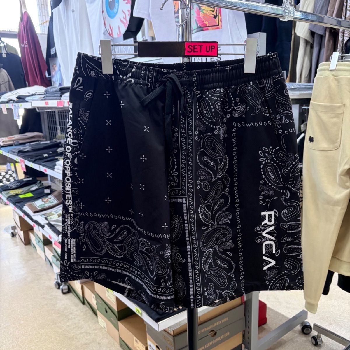 RVCA rvca ルーカ⚫︎パンツ　ハーフパンツ　ペイズリー　ブラック M L XL