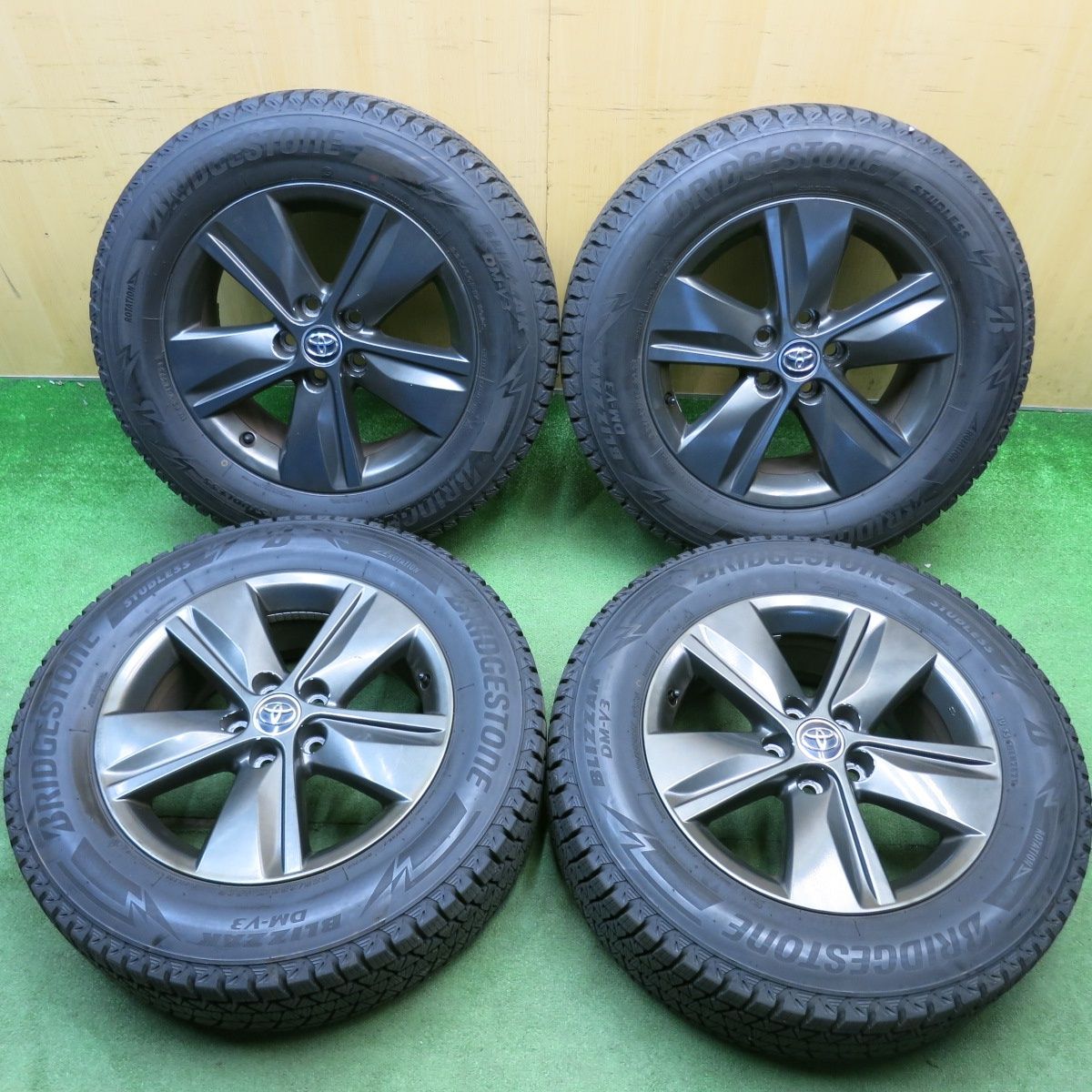 バリ溝!9.5分★トヨタ 60系 ハリアー 純正 225/65R17 スタッドレス ブリヂストン ブリザック DM-V3 17インチ PCD114.3/5H★6043002HAス