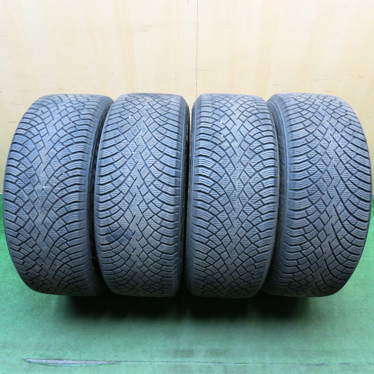 ノキアン スタッドレス 275/55R20 ホイール付、4本