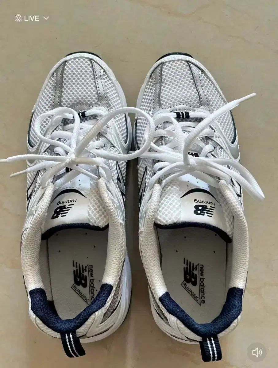 New Balance 530 ホワイト 245 実際に着用1回 デイリー 軽い 人気 スニーカー フルセット