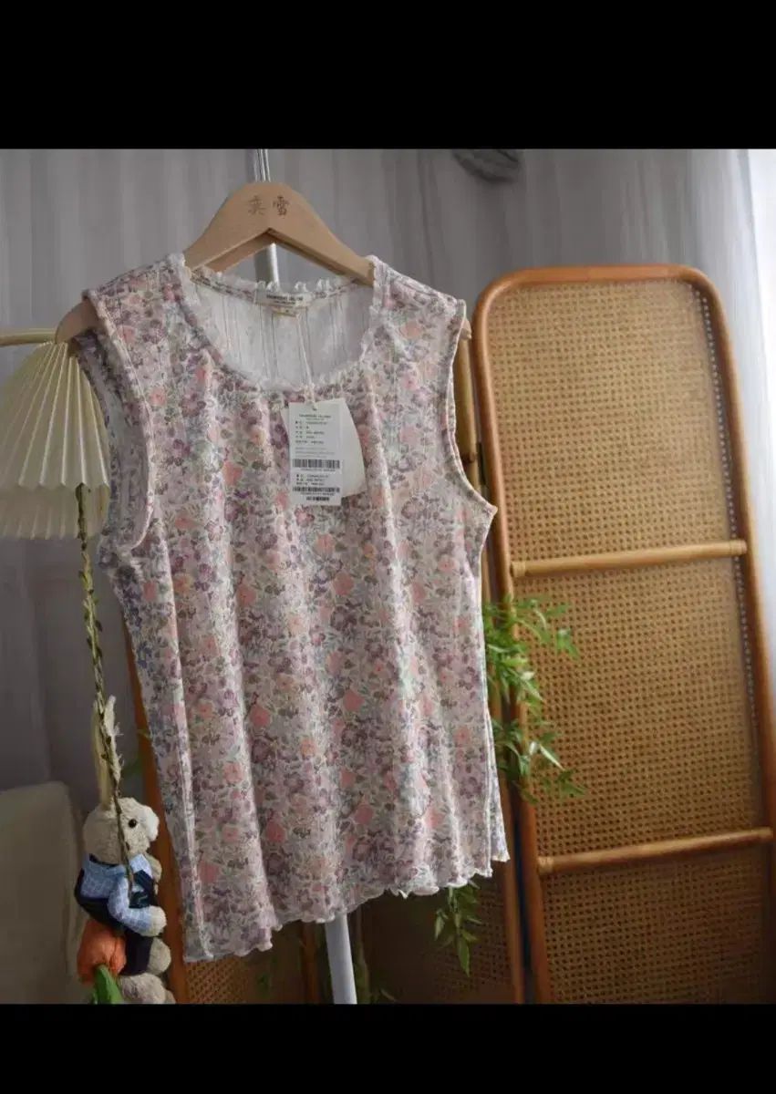 サースデーアイランド ノースリーブTシャツ 4,540円
