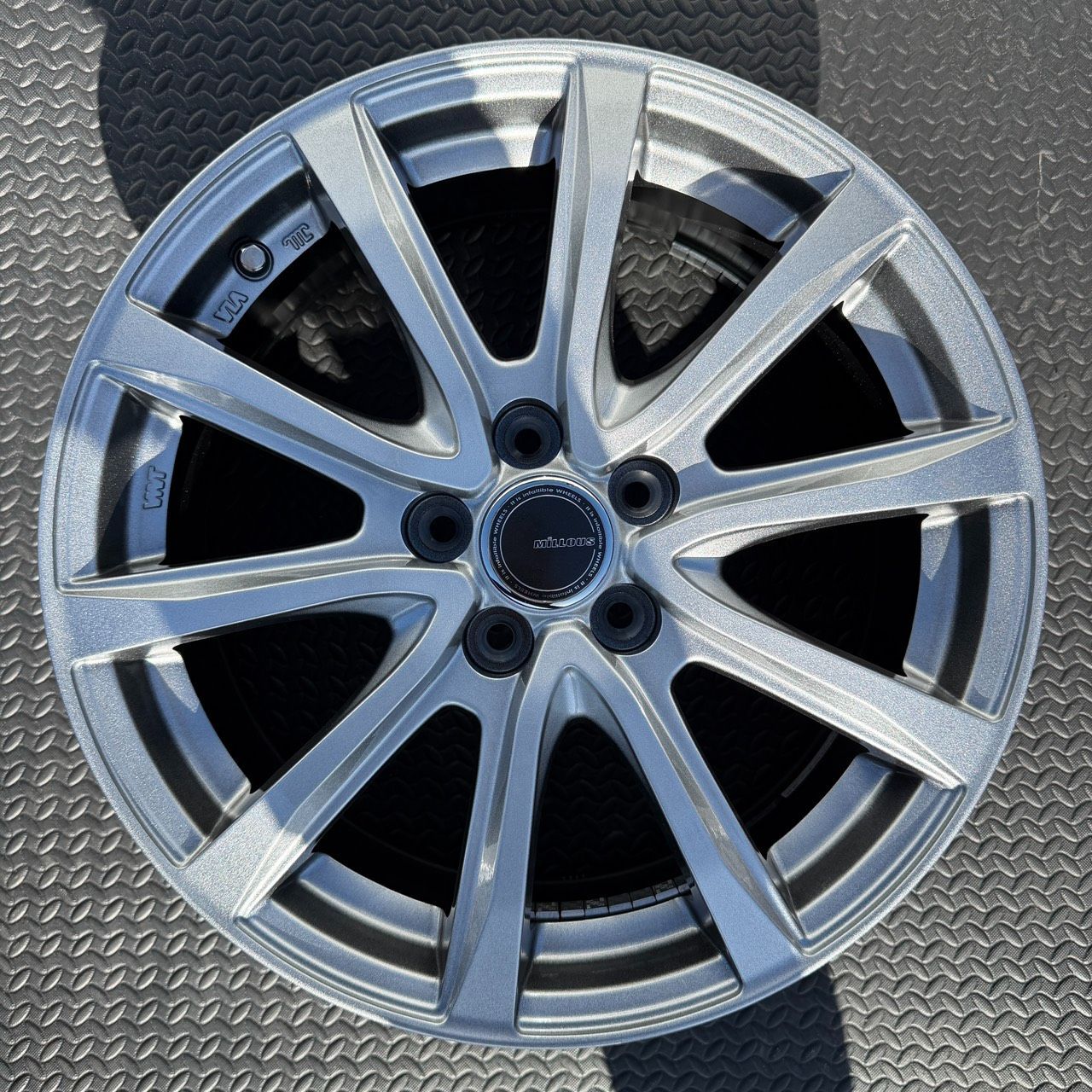 【4本セット】MILLOUS 16インチ アルミホイール 16×6.5J +48 PCD100 5穴 シルバー　【商品管理番号 2612-00120】