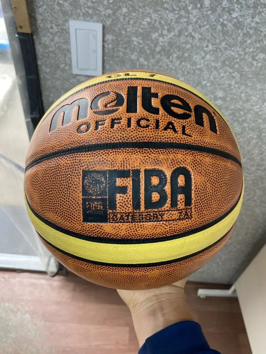 Molten モルテン(MOLTEN) バスケットボール FIBA 公式球 gl7