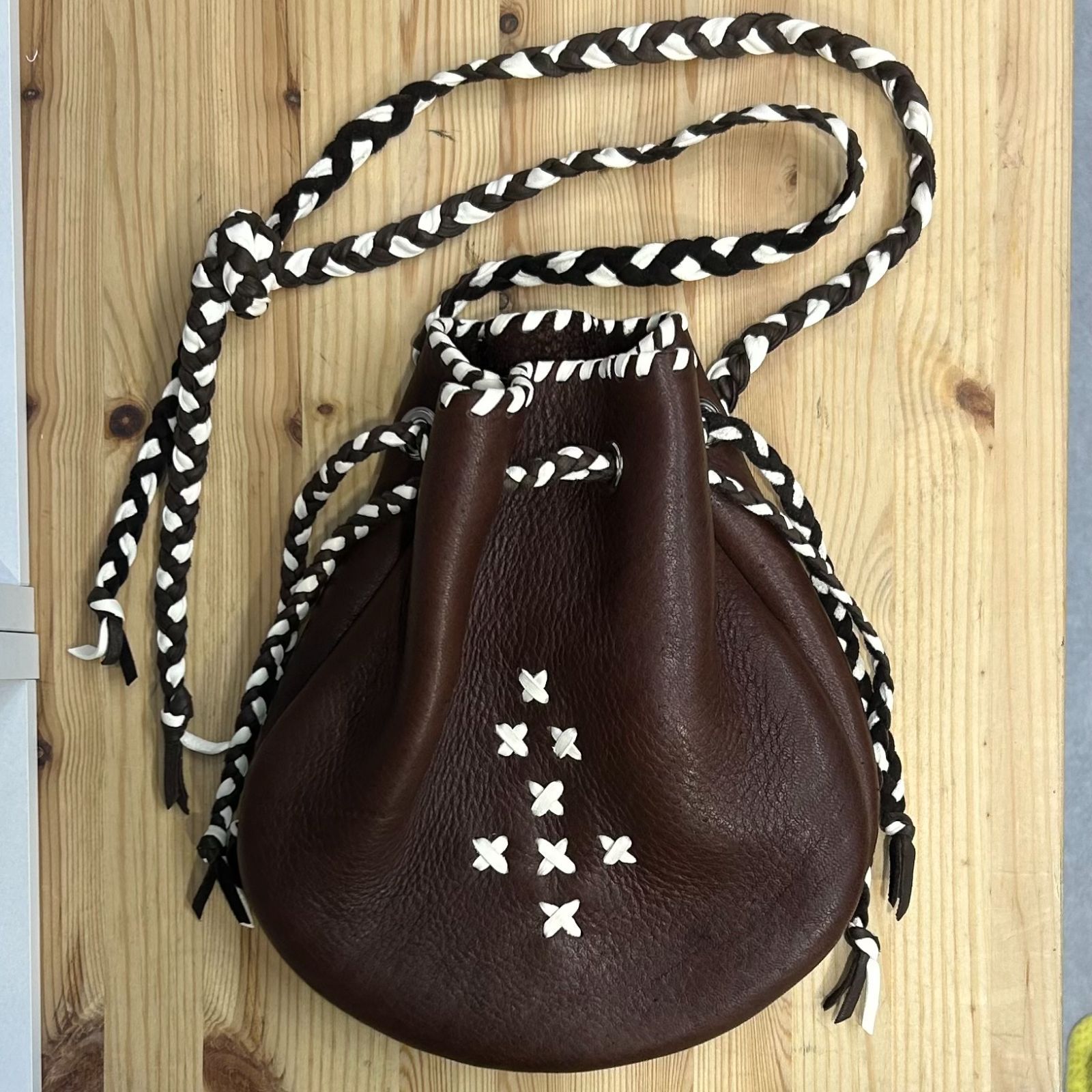 MYKA マイカ moose hide bag with braided deer strap ニューメキシコ 巾着型 ムース レザーバッグ（ディア ストラップ） D.BROWN 定価￥27,500-（税込）_
