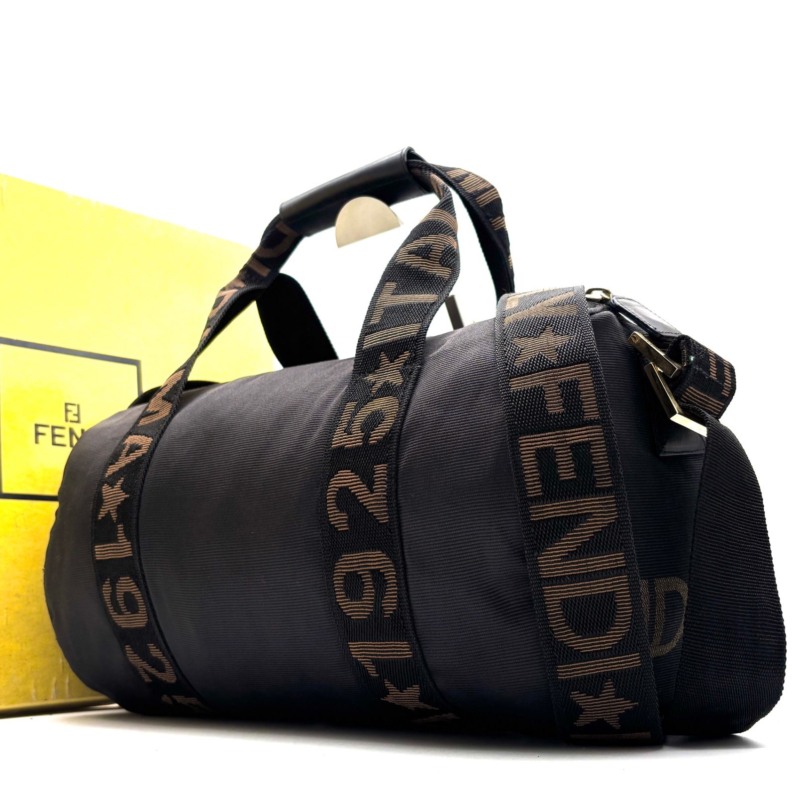 ミミ様　フェンディ　2way ボストンバッグ　ショルダー　ナイロン　ロゴ柄　黒 FENDI フェンディ ロゴテープ 2way ボストンバッグ ドラムバッグ