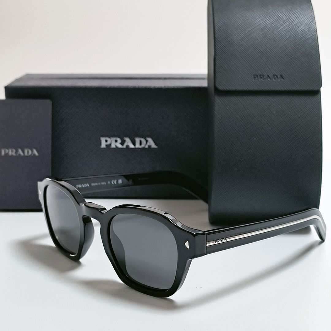 【新品未使用・ヨーロッパ輸入品】PRADA アイコニックなメタルプレート付サングラス プラダ アイウェア ユニセックス（メンズ・レディース） 31,199円