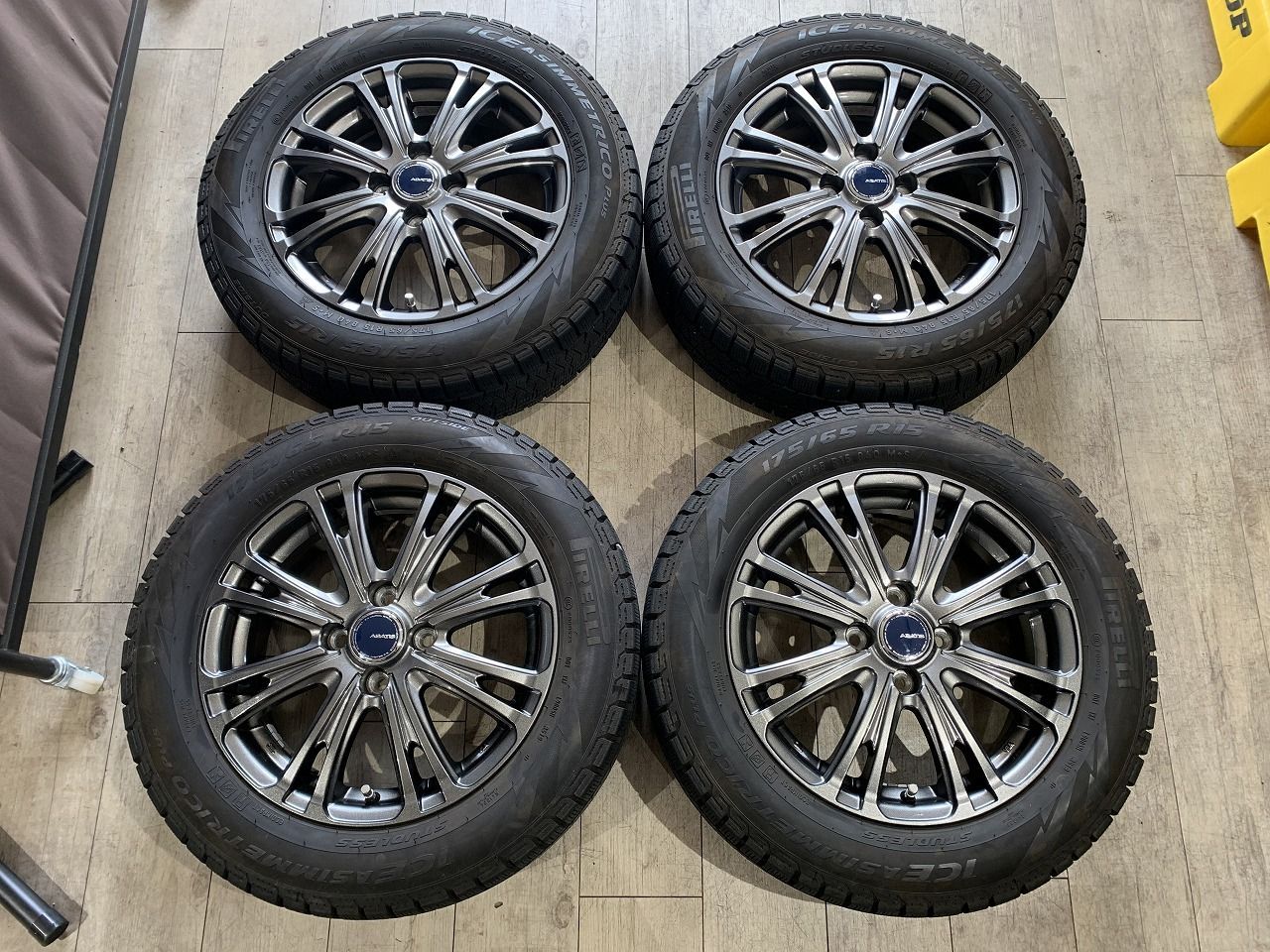 【2604006】スタッドレス ABATIS 15インチ 5.5J +42 PCD100 4H + PIRELLI 175/65R15 2019年 アクア ヴィッツ スペイド ヤリス ポルテ キューブ フィット スイフト デミオ 等
