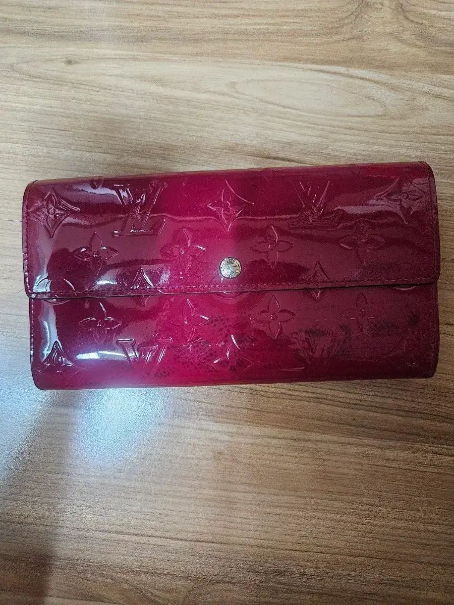ルイヴィトン モノグラム ヴェルニ 長財布 レッド