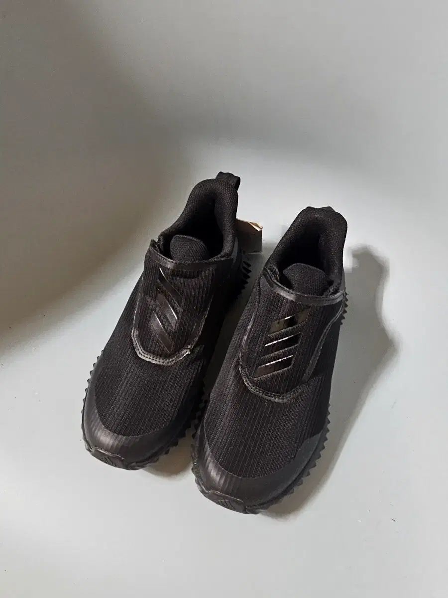 アディダス キッズ スニーカー 220 4,437円