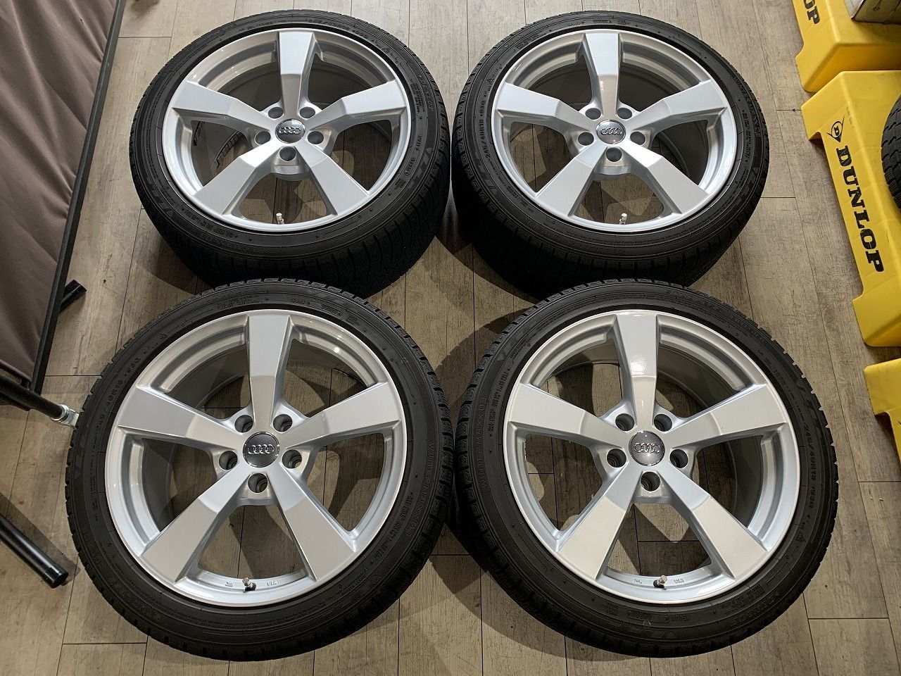 2604035】スタッドレス AGA 18インチ 8.5J +30 PCD112 5H + DUNLOP 