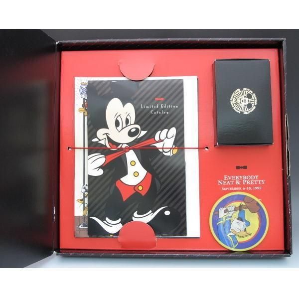 ディズニー　1995年ディズニアナコンベンション　ウエルカムギフト　ミッキー　蝶ネクタイ入りオルゴール　カタログ　缶バッジ　箱入り　ODC0067