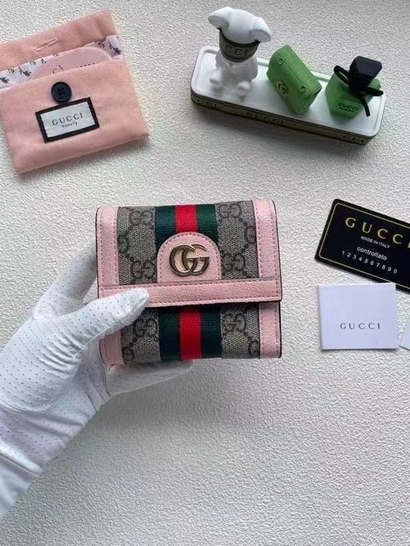 新品に近い?新型 GUCCI グッチ ウォレット 折り財布 小銭入れ