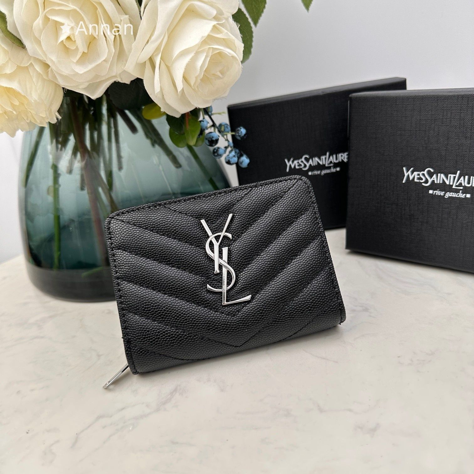 未使用☆ 新品 YSL Yves saint Laurentイヴ イヴサンローラン 折り財布 小銭入れ