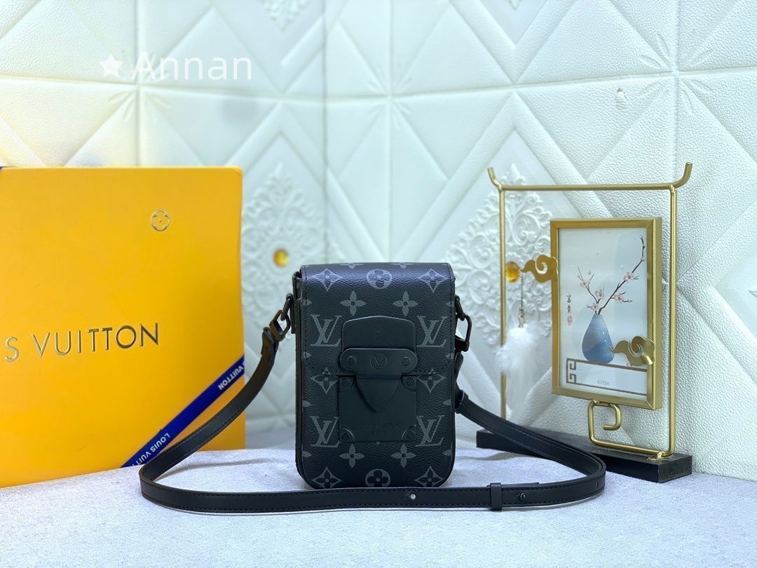Louis Vuitton ルイヴィトン メンズ ショルダーバッグ 人気モデル 送料無料 モノグラム Sロック ヴェルティカル ウェアラブル M82252