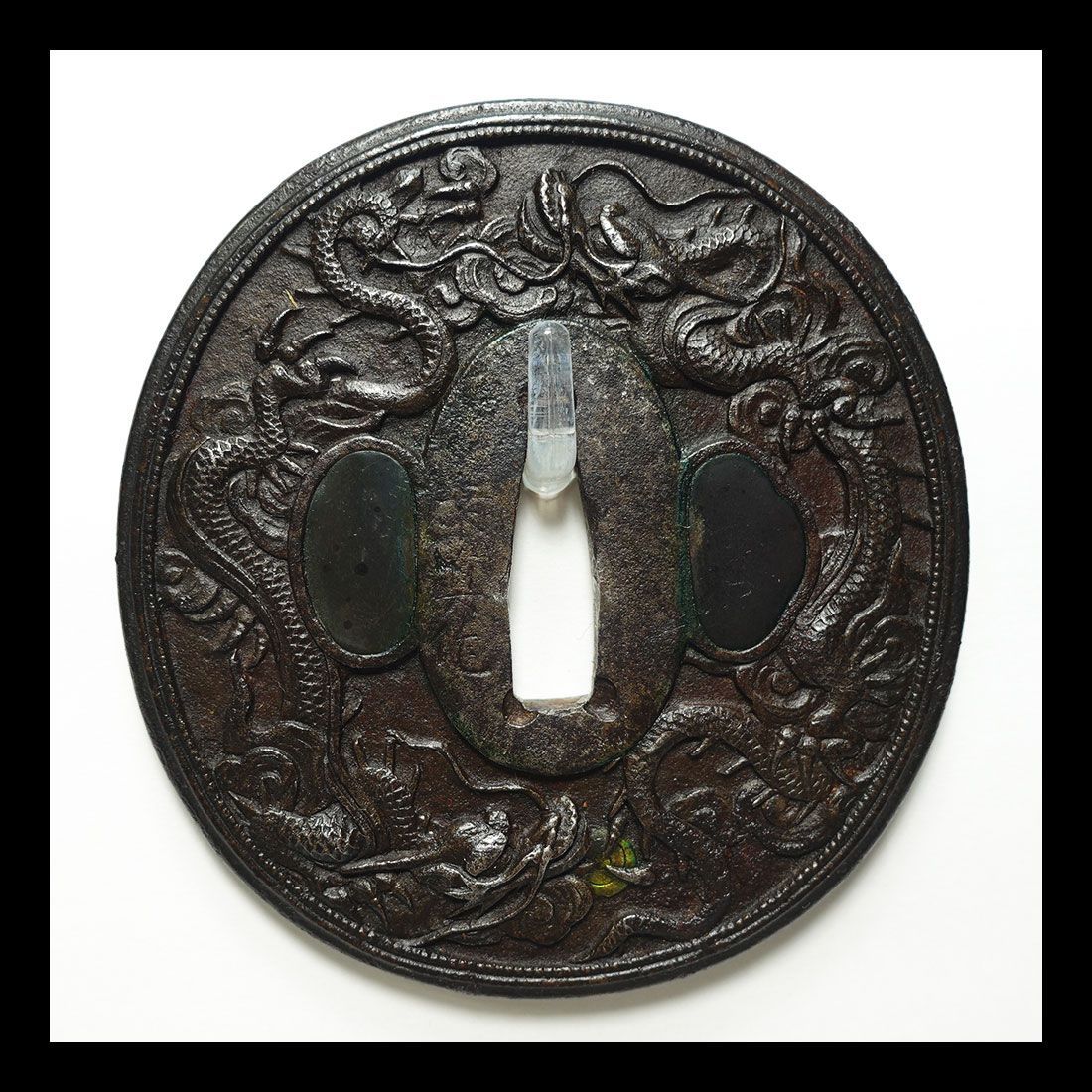 ★雲龍鍔の名品　鉄地竪丸形雲龍図鐔　在銘　 ○真作？　珠追龍　両櫃孔赤銅埋　鋤出高彫　毛彫　金象嵌　変り耳　桐箱入　【鐔73】　SDA