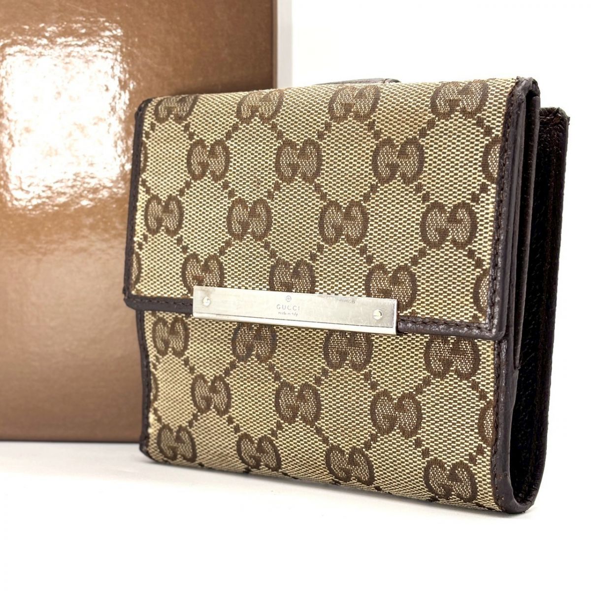 【静寂に滲む気品】　GUCCI　二つ折り財布 GGキャンバス シルバープレート Wホック 10カード コンパクトウォレット　ブラウン