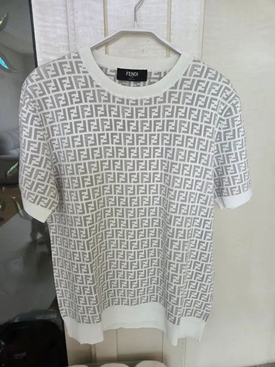 (ほぼ新品) FENDI フェンディ FF モノグラム 半袖 ウール 商品 52size
