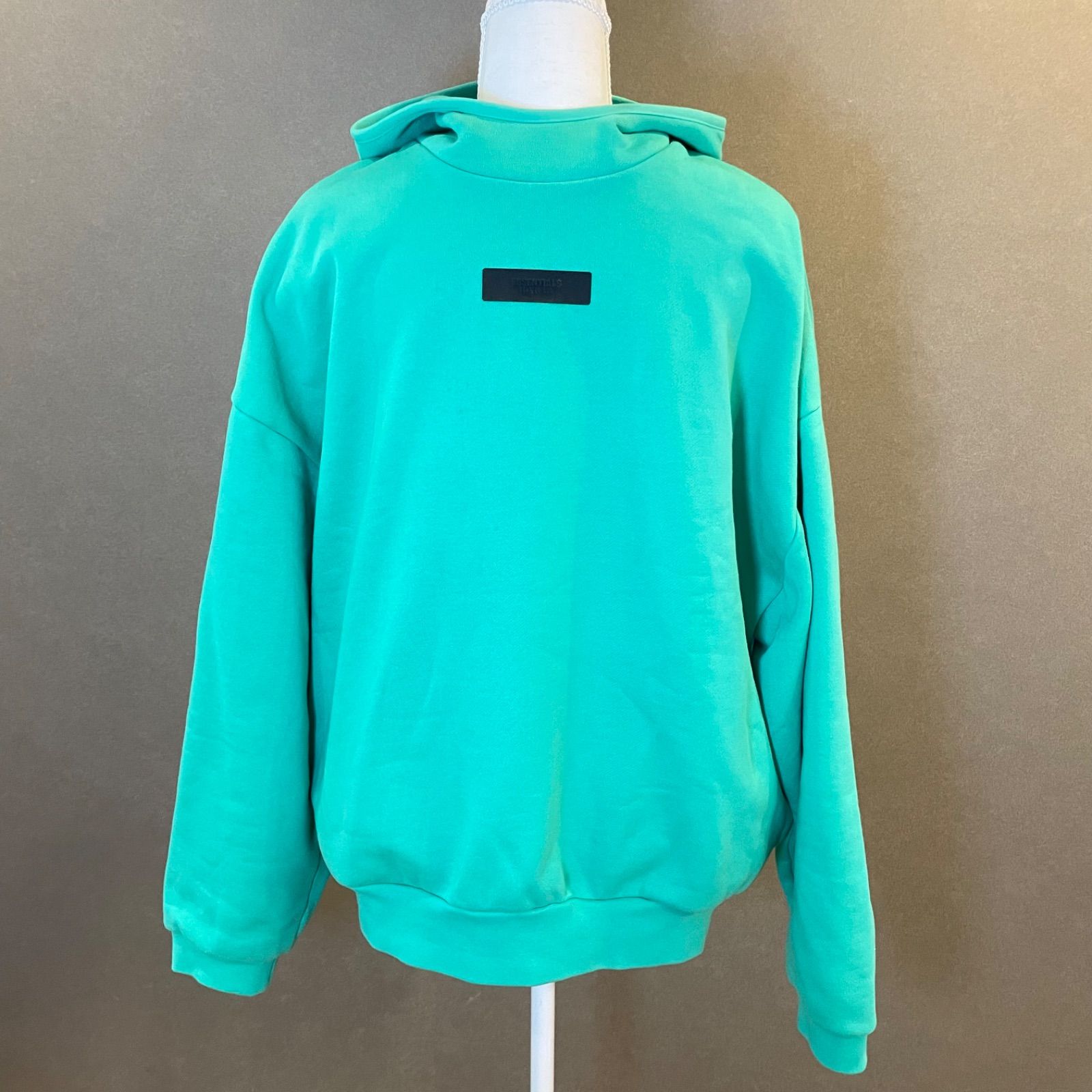 ESSENTIALS　FEAR OF GOD ESSENTIALS　エッセンシャルズ パーカー グリーン Sサイズ　フィアオブゴッド エッセンシャルズ Pullover Hoodie ラバーロゴ プルオーバー スウェットパーカー フーディ
