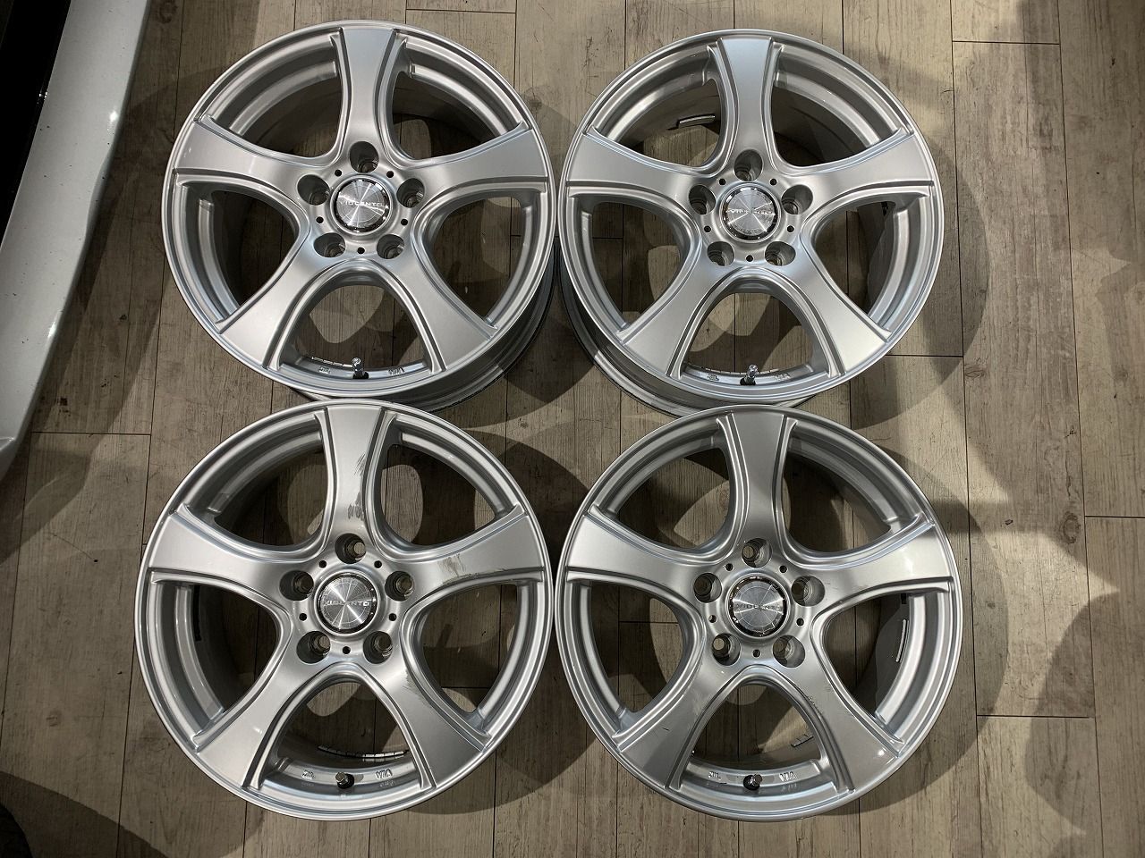 【2210010】Violento 16インチ 6.5J +40 PCD114.3 5H プリウス プリウスα カローラクロス ノア ヴォクシー アルファード ヴェルファイア デリカD5 アウトランダー セレナ ラフェスタ キックス シビック インサイト 等