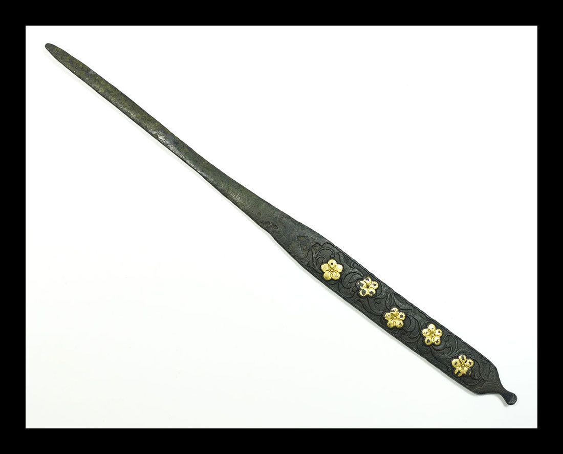 ★古金工　山銅魚子地梅唐草図古笄　無銘　鋤下彫　金色絵　ウットリ？　刀装具　日本刀　刀剣　拵　外装　古後藤　古美濃　桐箱入　SDA
