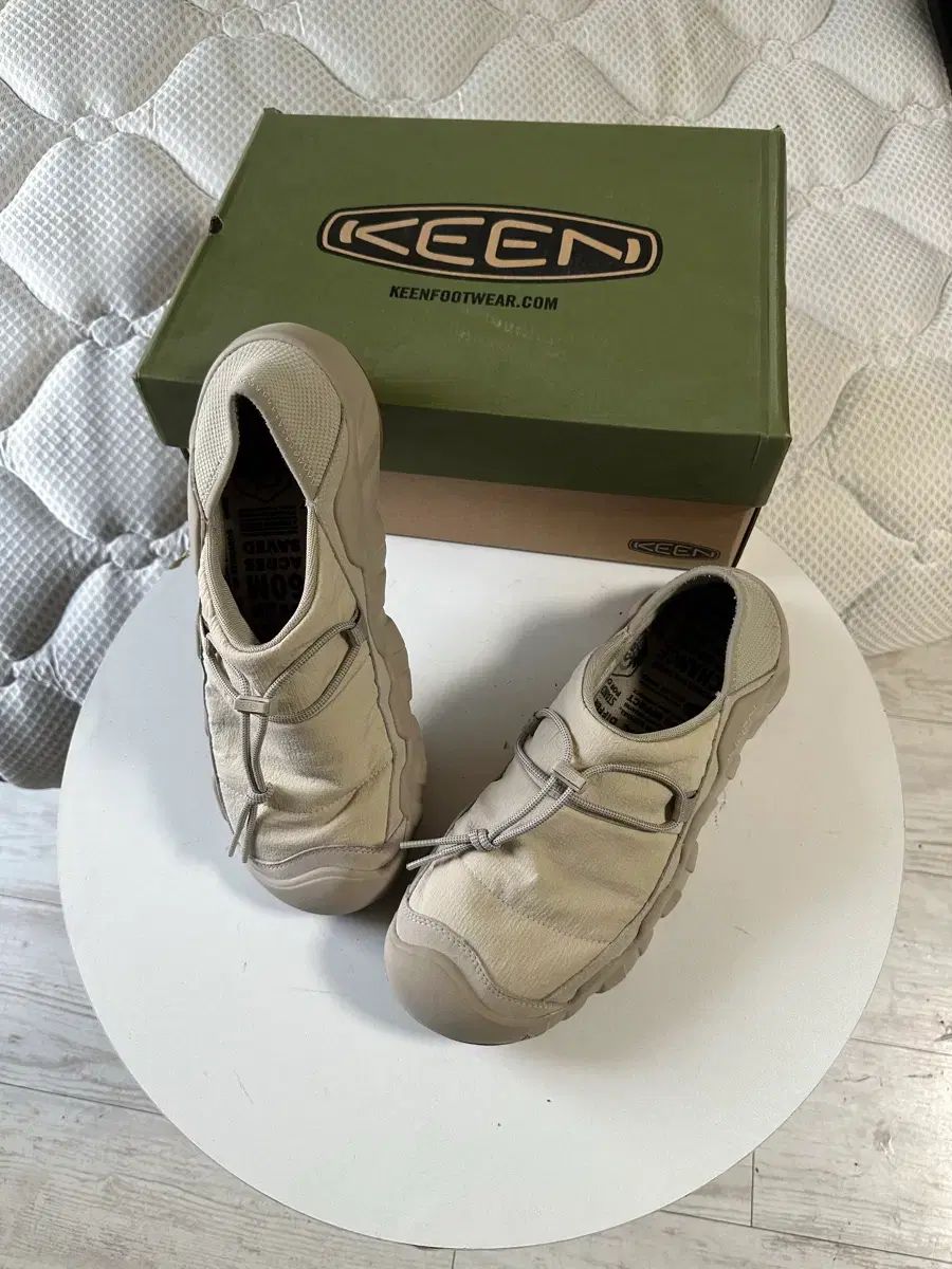 KEEN KNSO スニーカー アイボリー - 300 サイズ