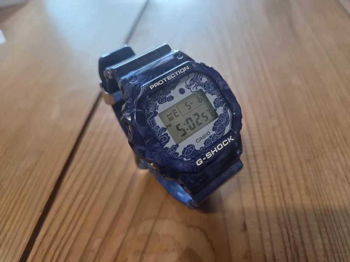 G-SHOCK DW-5600BWP-2DR (デニム화도자기 EDITION) 8,241円
