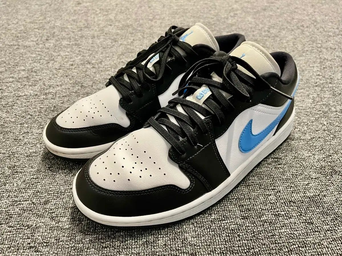 275 NIKE エア ジョーダン 1 ロー ブラック ユニバーシティ ブルー