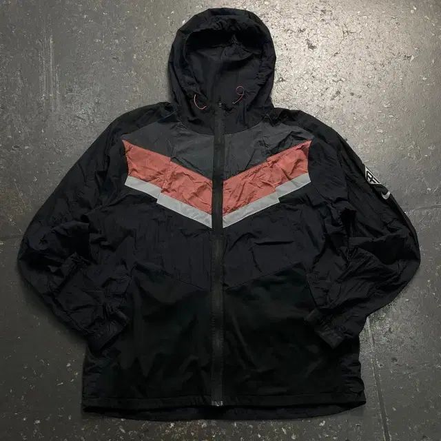 100 NIKE ワイルドラン ランニング ウィンドブレーカー