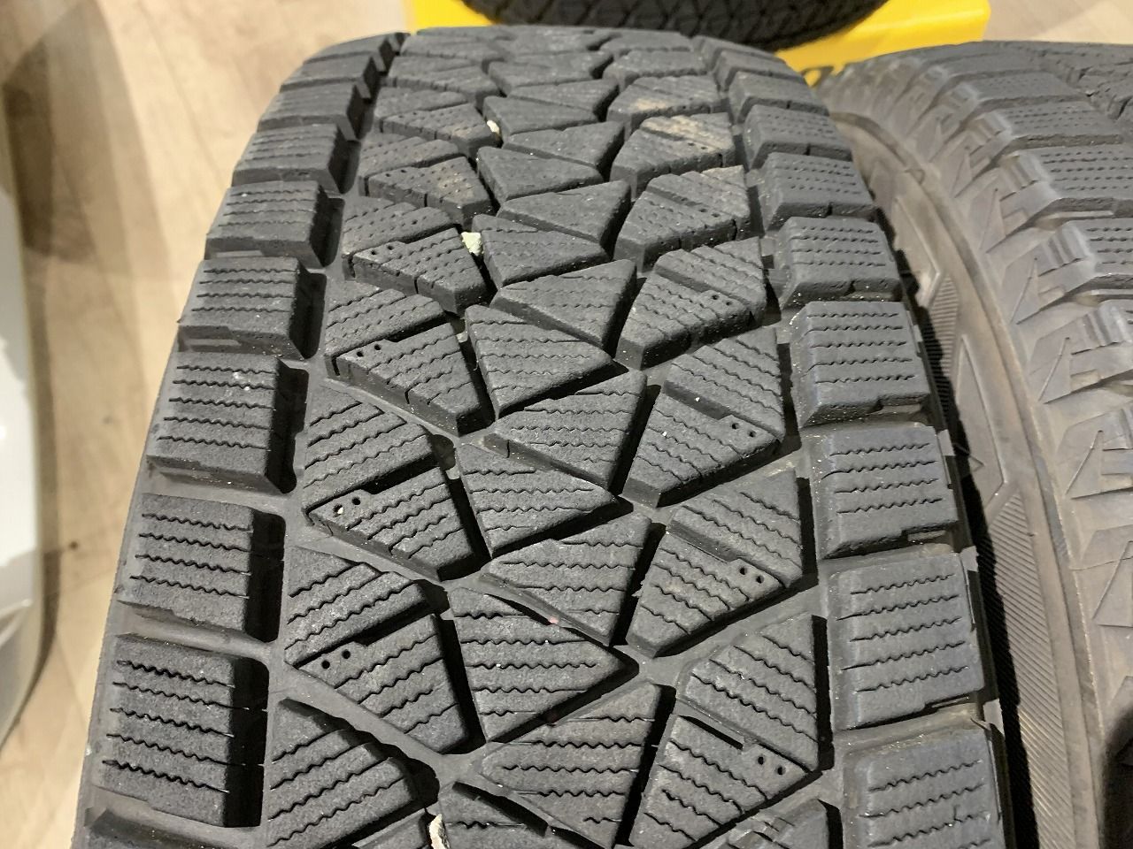 2210077】スタッドレス BRIDGESTONE BLIZZAK DM-V2 215/70R16 2018年