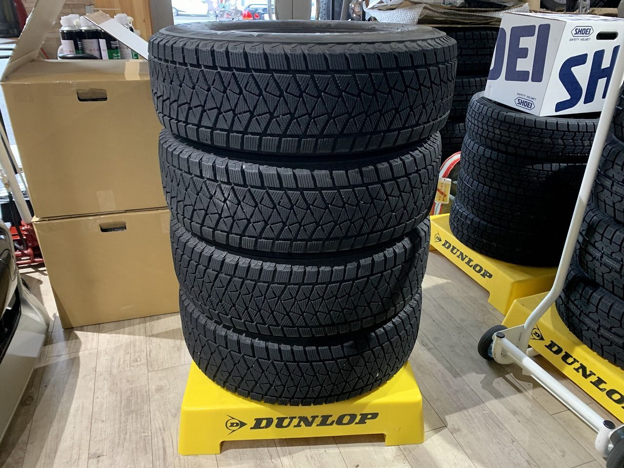 2210077】スタッドレス BRIDGESTONE BLIZZAK DM-V2 215/70R16 2018年