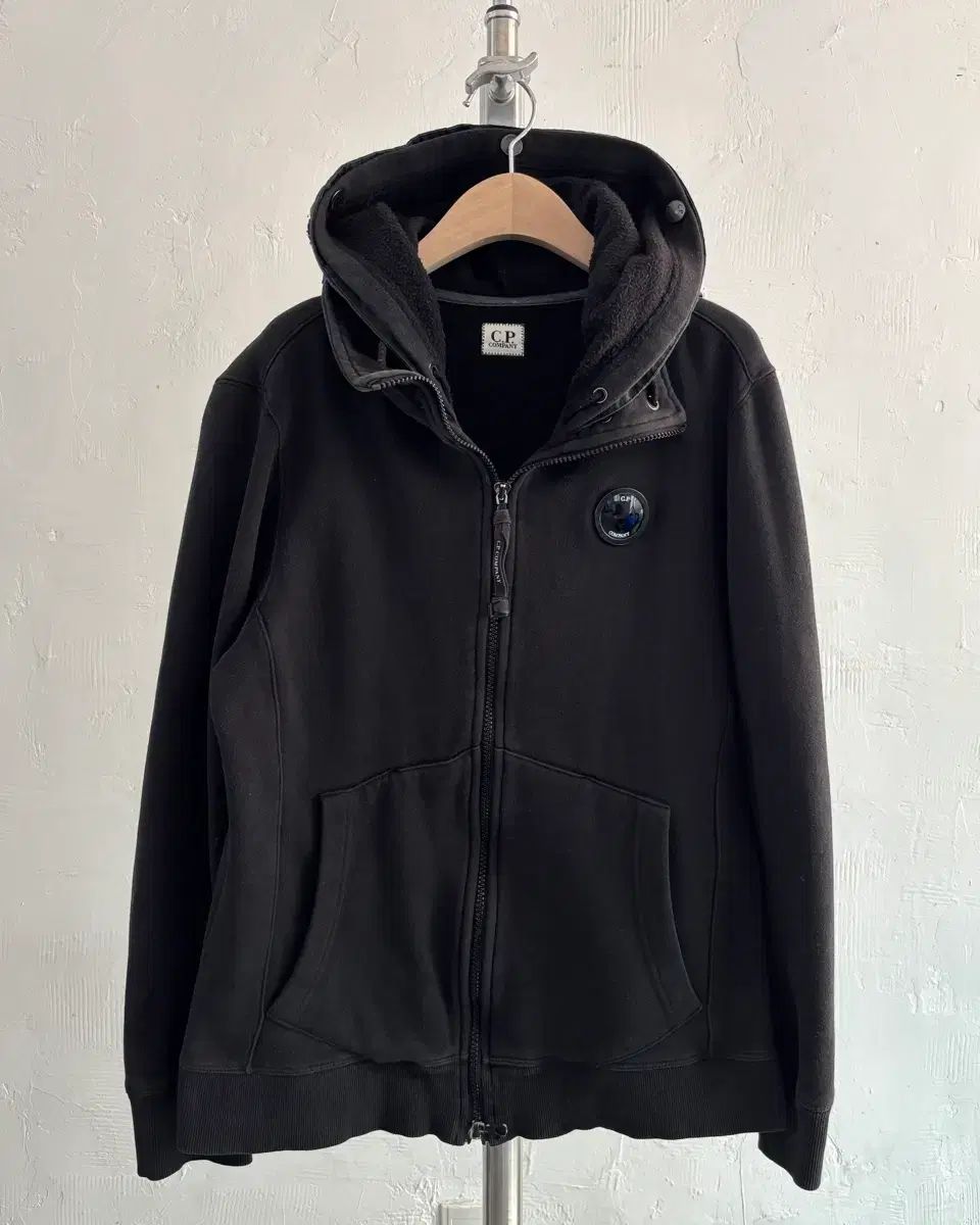 C P Company (シー ピー カンパニー) ブラック COLOR レンズ ワッペン WHO ジップアップ