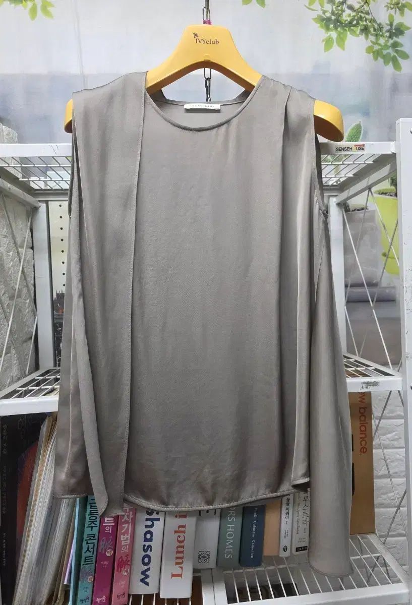 the CASHMERE ノースリーブブラウス 55 ドレープ 夏 ノースリーブブラウス WM90