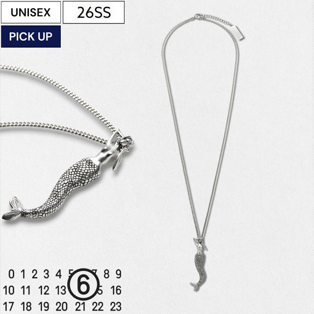 【定価67,100円(税込)】MM6 Maison Margiela エムエムシックス メゾンマルジェラ 留め具部分のニューメリックロゴで小物使いに差をつける！ストリームラインのマーメイドペンダントネックレス 真鍮 SM7UU0127P9161968 シ