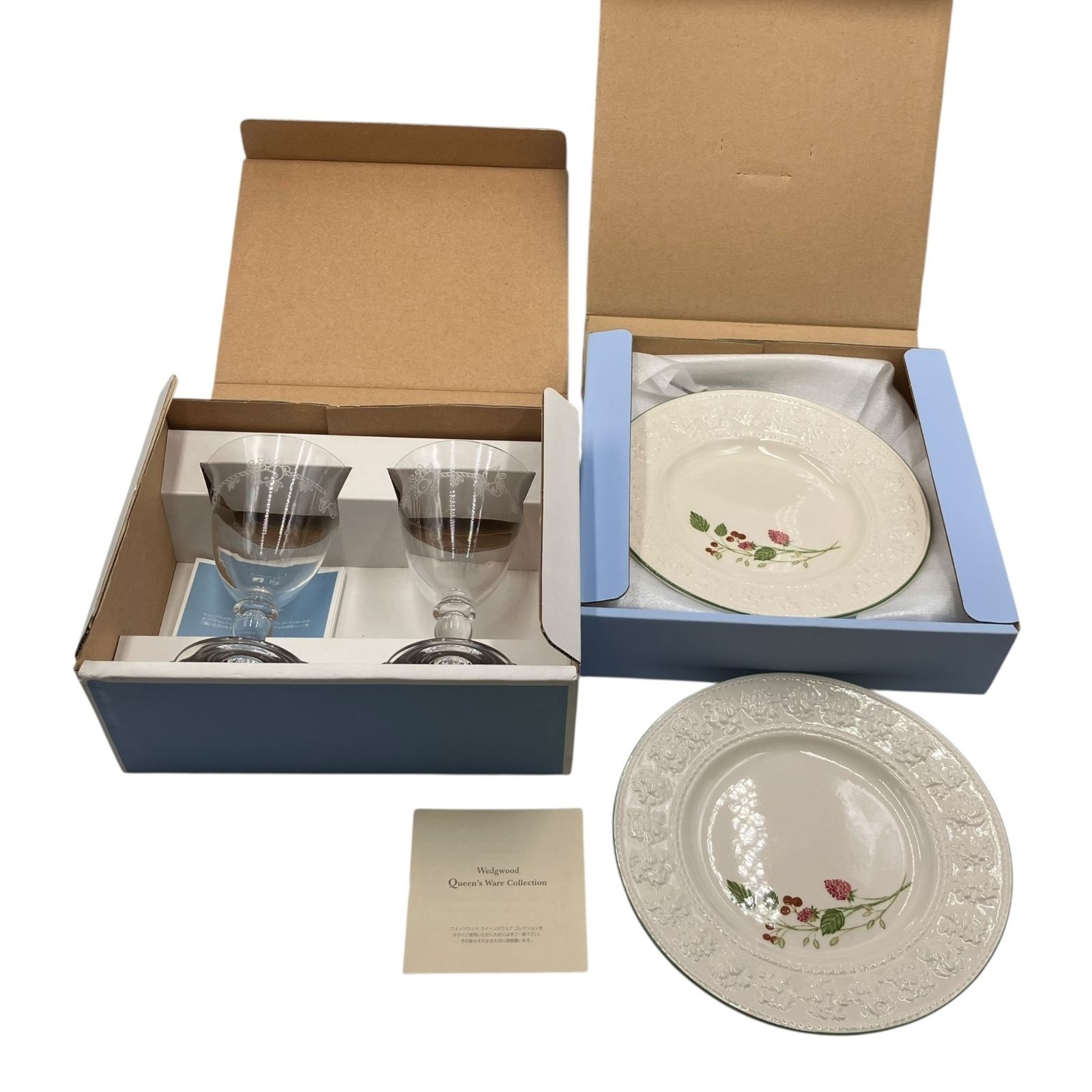 □WEDGWOOD フェスティビティ ラズベリー グラス プレート セット ペア