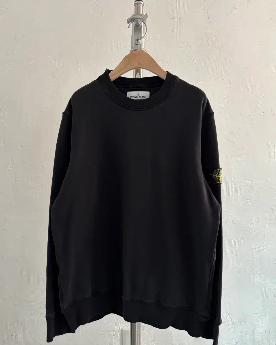 STONE ISLAND ストーンアイランド ブラック COLOR ワッペン ショルダー ディテール スウェット