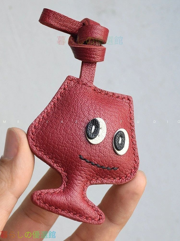 ハンドメイド 羊革 ワイングラスモチーフ キーホルダー バッグチャーム|本革 小さめデザイン 大人可愛い レザーアクセサリー ギフト プレゼント アクセサリー 革小物 キーリング 車の鍵 チャーム ストラップ 記念日 お祝い プチギフト SGP055