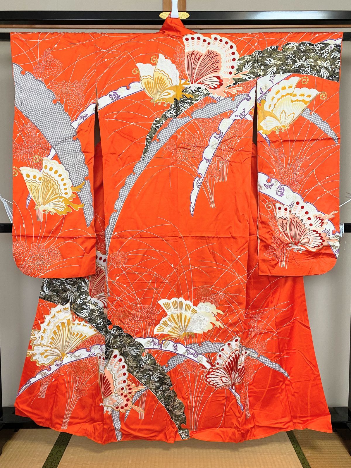 319B【アンティーク着物】振袖 正絹？ 朱色 大胆な蝶 豪華刺繍 金彩 晴れ着 リメイク素材にも